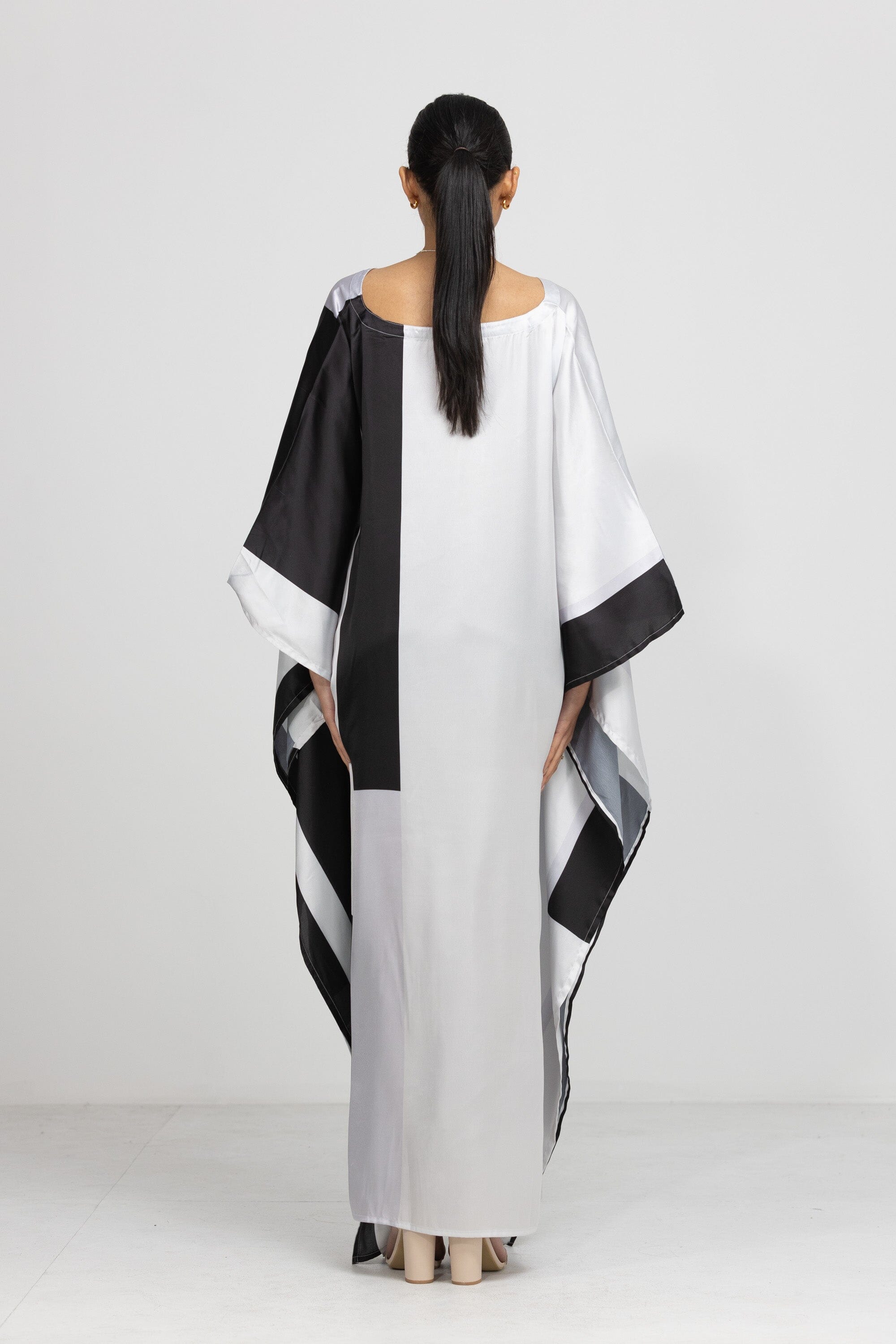 GEOMETRIC LINE - ZILVER - LONG KAFTAN - TheSwankStore