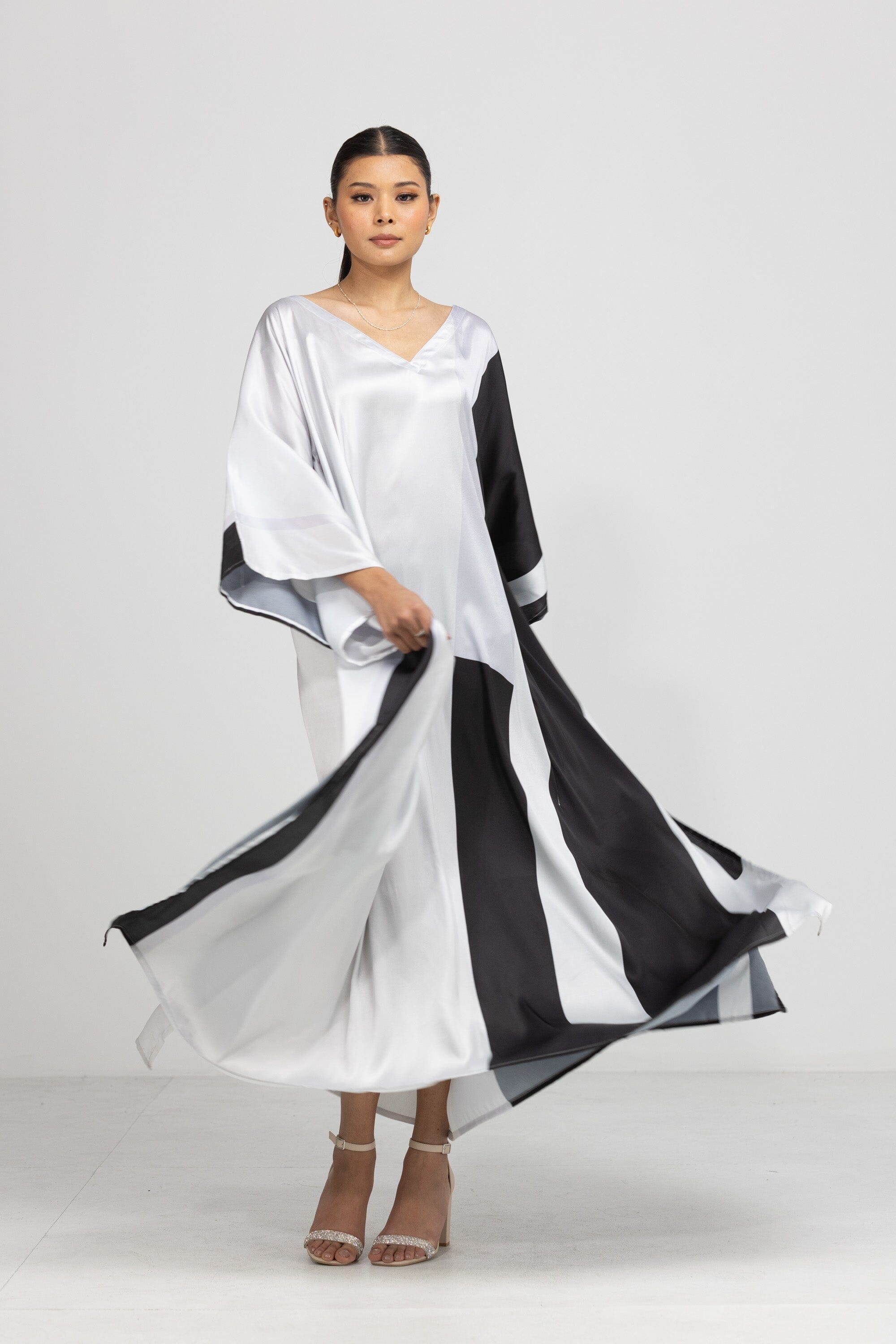 GEOMETRIC LINE - ZILVER - LONG KAFTAN - TheSwankStore
