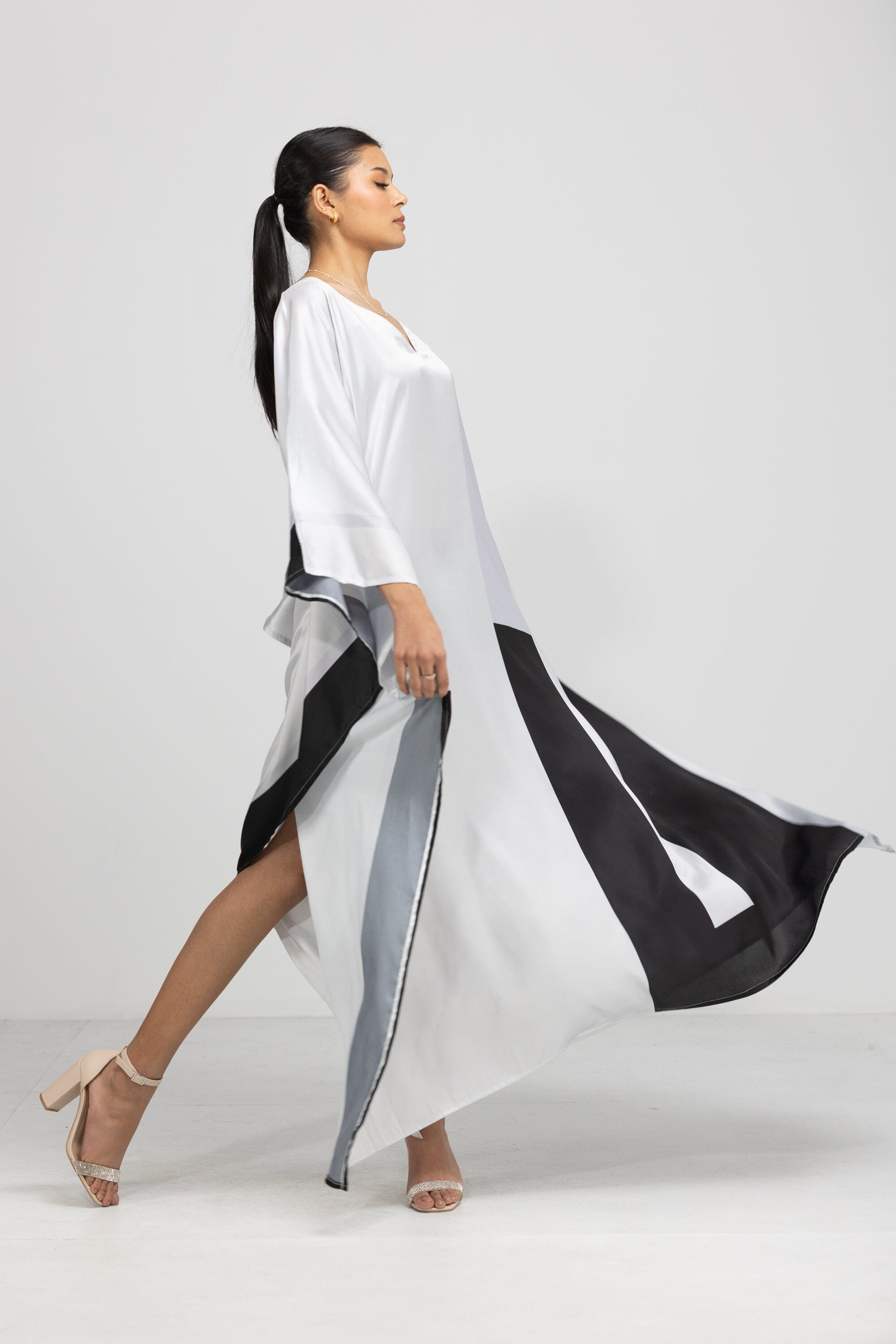 GEOMETRIC LINE - ZILVER - LONG KAFTAN - TheSwankStore
