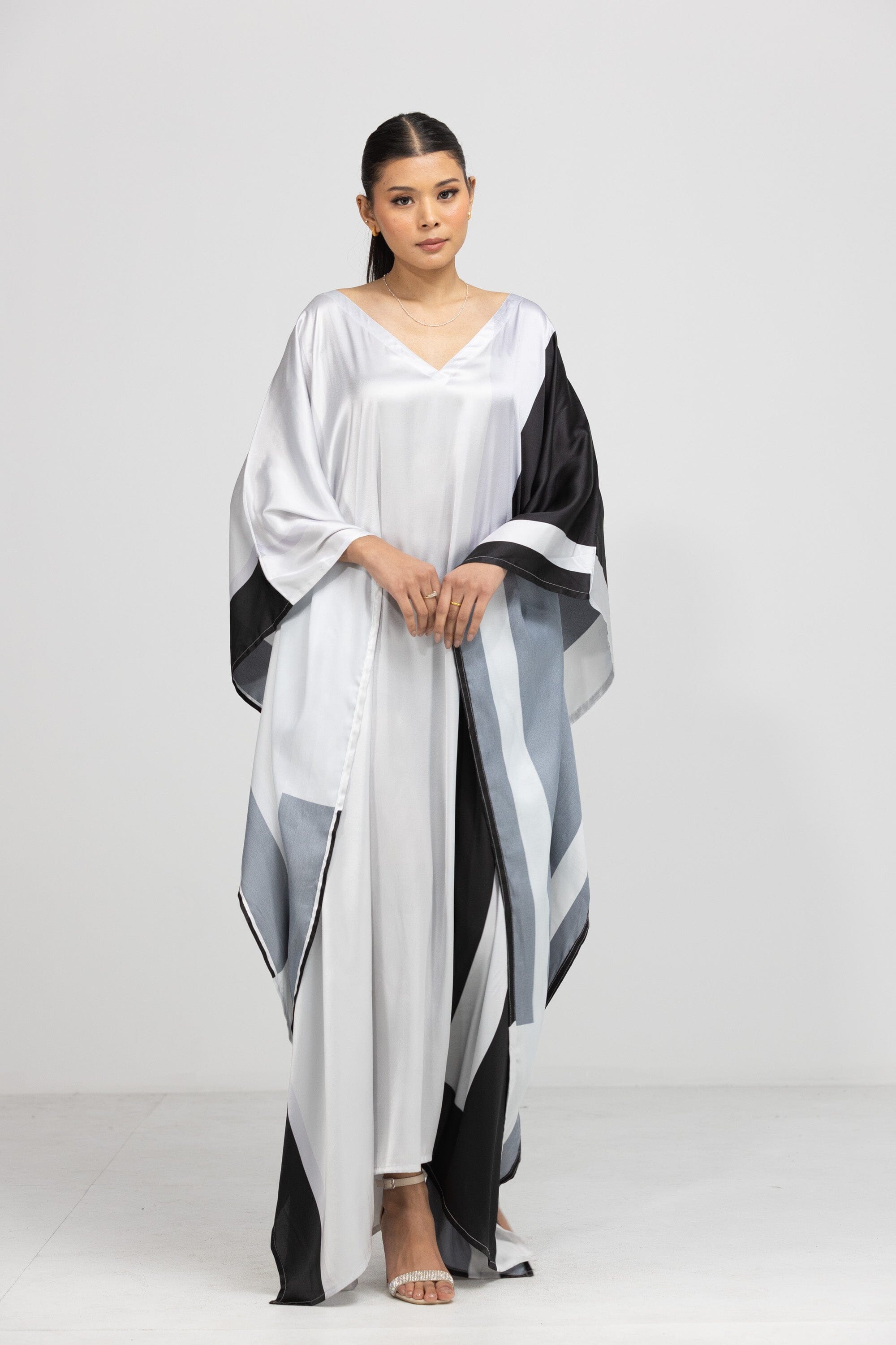 GEOMETRIC LINE - ZILVER - LONG KAFTAN - TheSwankStore