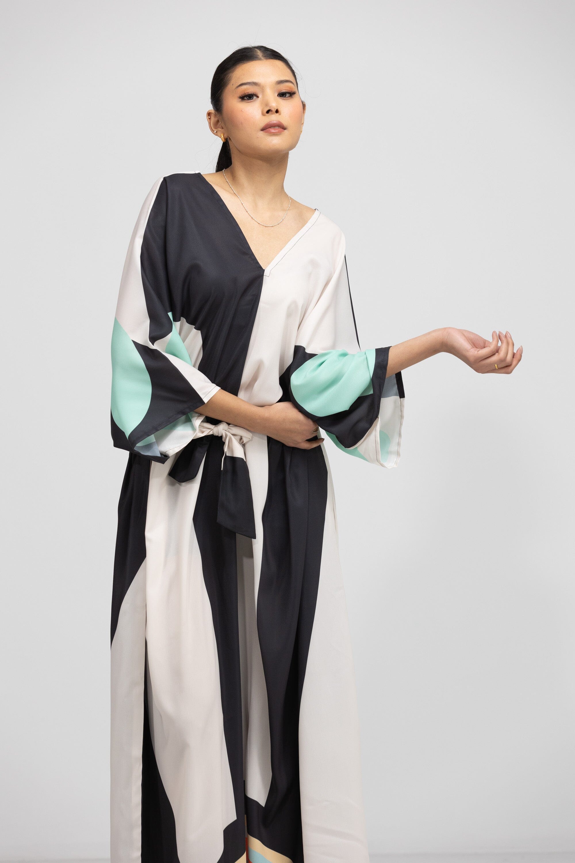 GEOMETRIC LINE - SENTRAL - LONG KAFTAN - TheSwankStore
