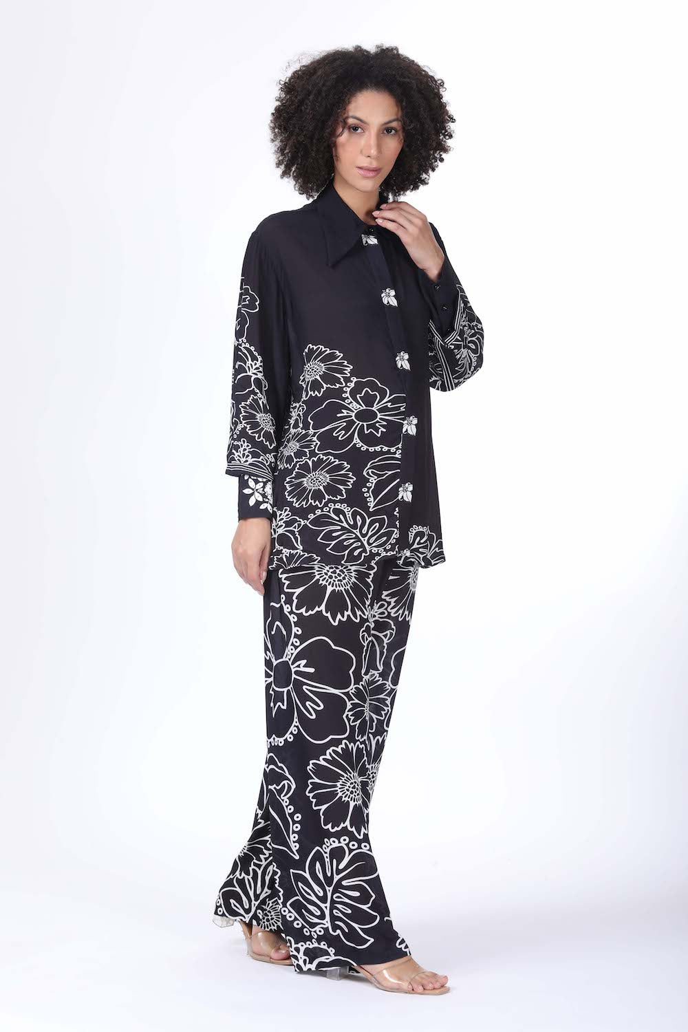 Side view of the black and white AVANTI - COLLAR SHIRT 100% Viscose Fabric