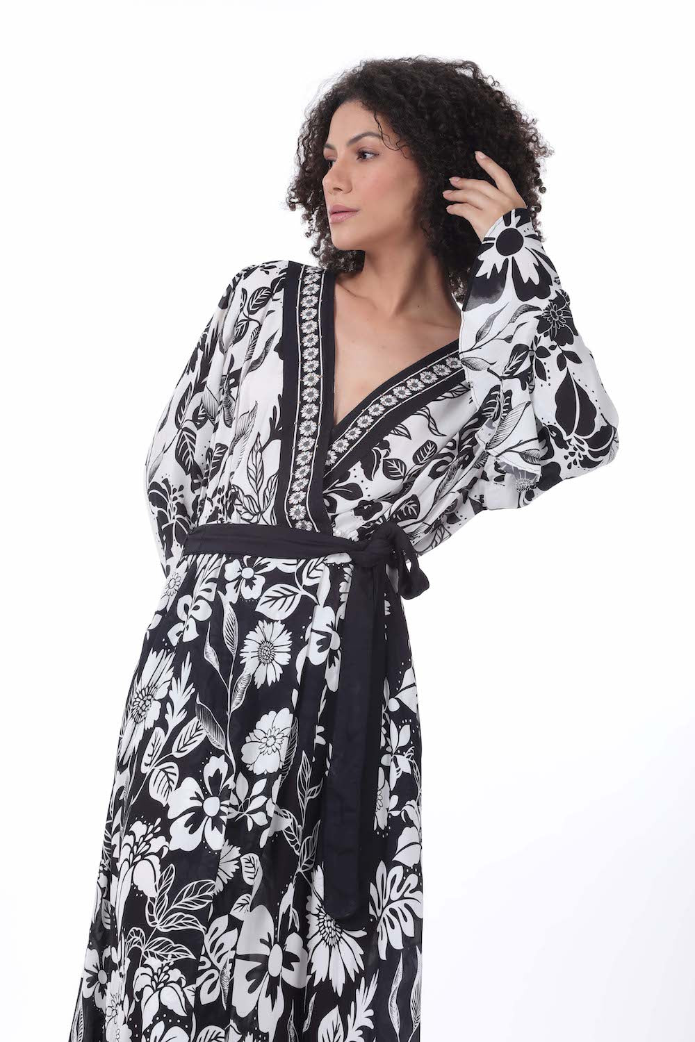 Side view of the black and white Avanti Luxe Robe Dress (TheSwankStore) Viscose Crepe fabric