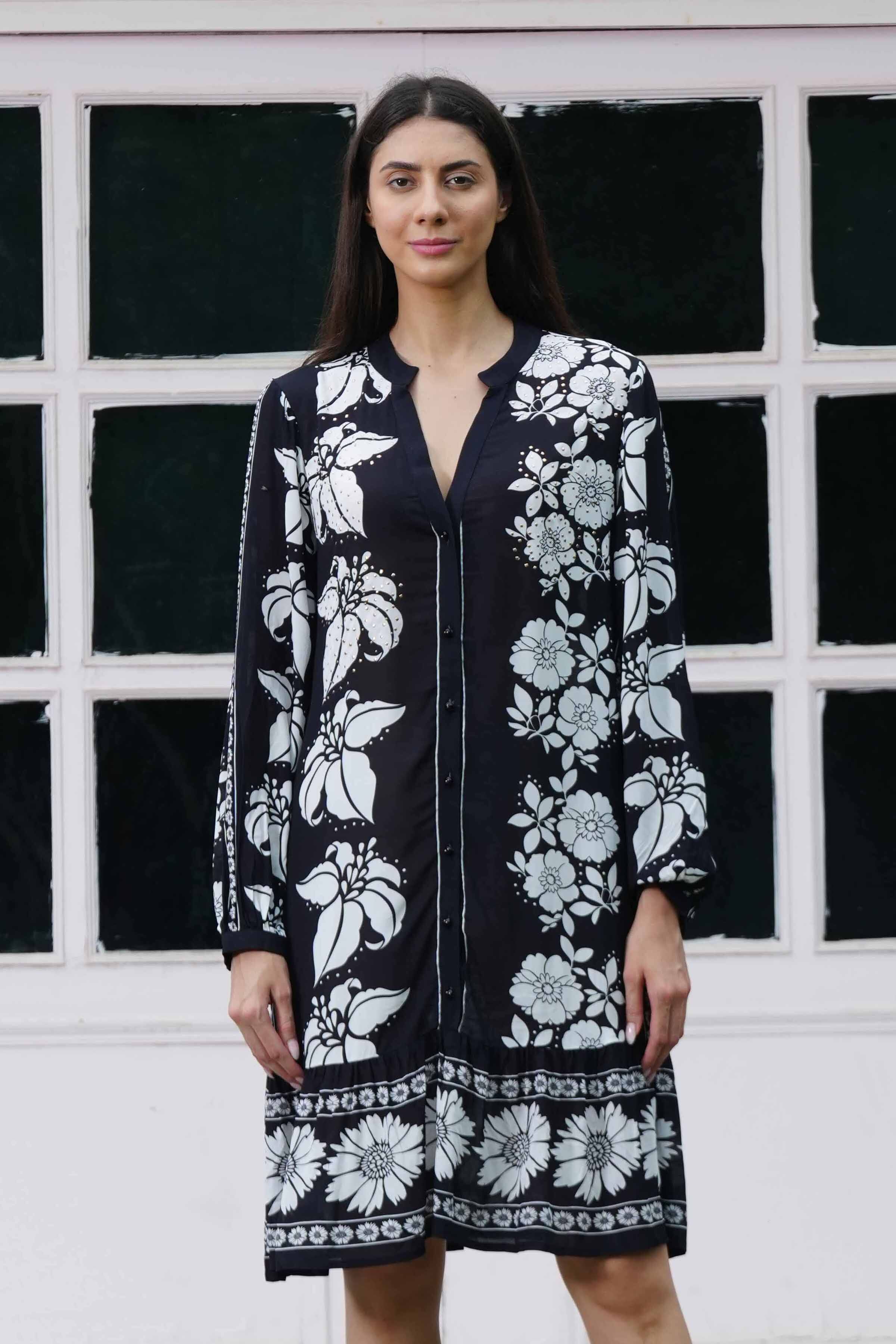 Front view of the black and white Avant Ava maxi dress in soft viscose fabric.