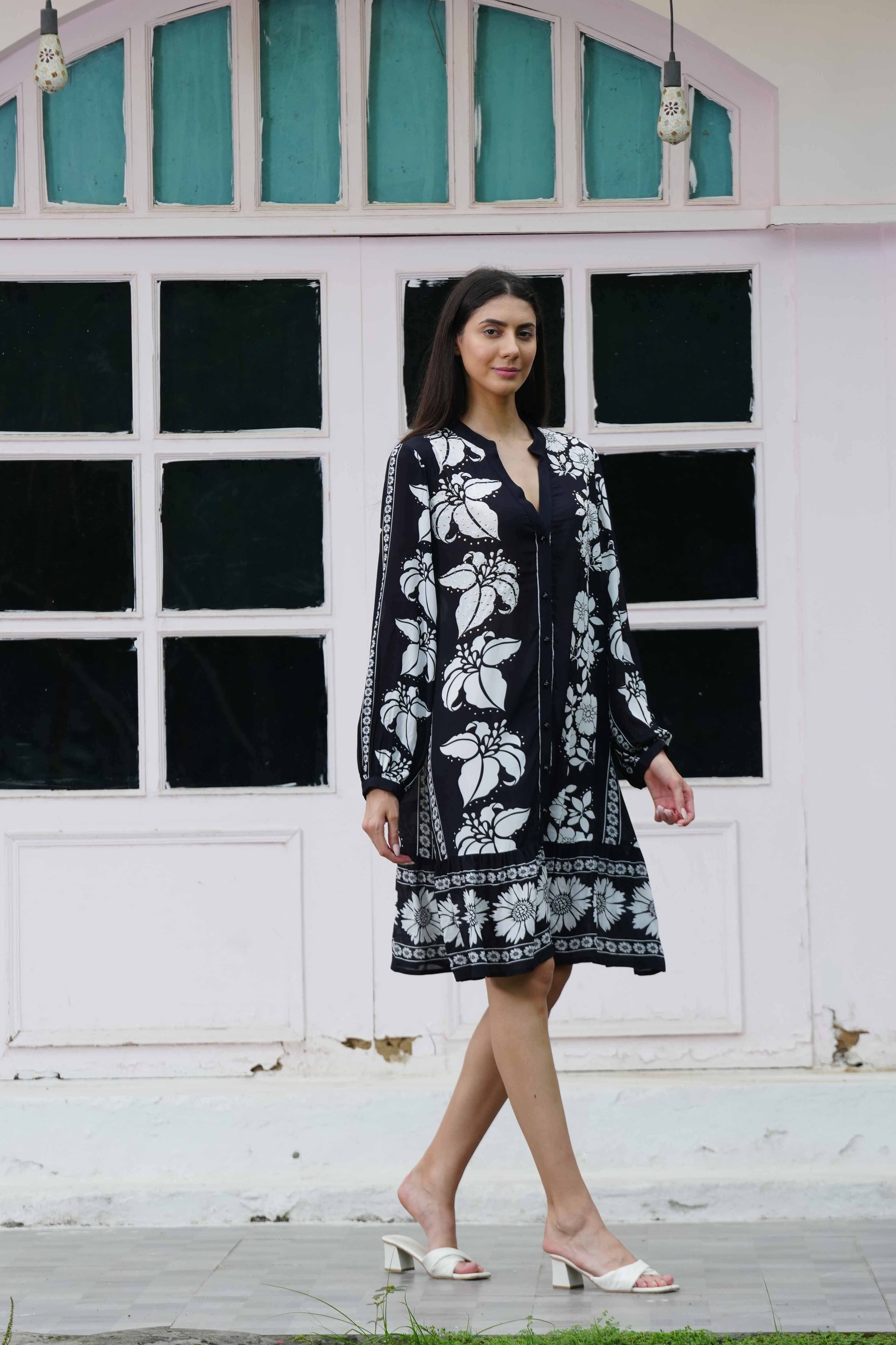 Right view of the black and white Avant Ava maxi dress in soft viscose fabric.